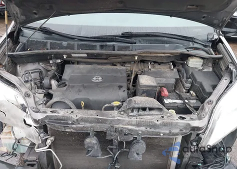 2015 Toyota Sienna Xle 8 Passenger z USA, uszkodzony, nr VIN 5TDYK3DC5FS609741